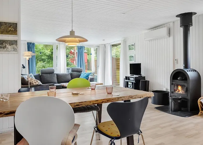 Vakantiehuis Stunning In With Kitchen *